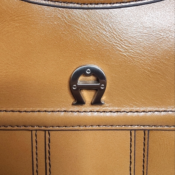 Etienne Aigner Genuine Leather Shoulder Bag EUC ❤️ - Picture 5 of 14